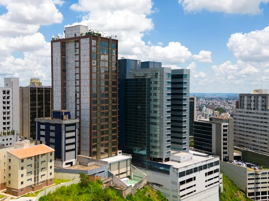 Moderní, čistý a organizovaný pracovní stůl s notebookem a rostlinou